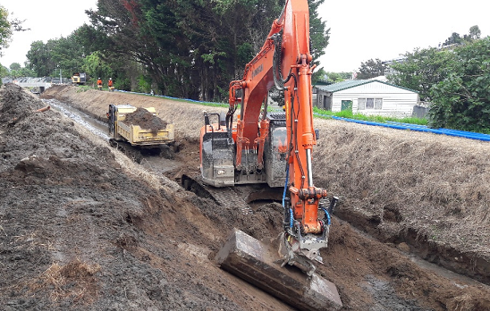 Rototilt on a Hitachi digger in action